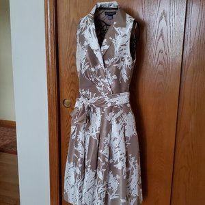 Jessica Howard Fit and Flare Size 8 - Taupe and white